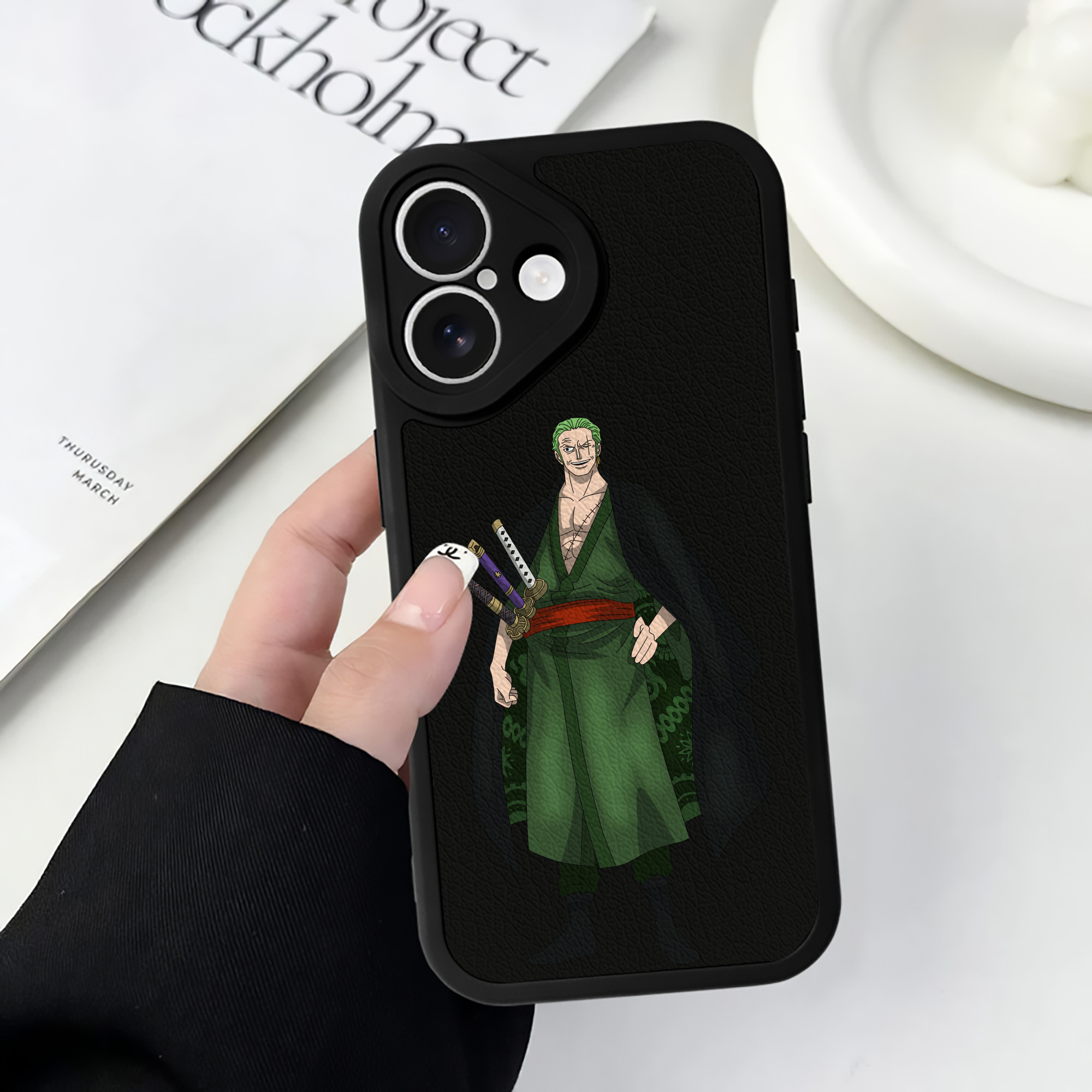 （画像用） ワンピース ロロノア・ゾロ ONE PIECE Roronoa Zoro 【iPhone 16シリーズ対応】シリコンスマホケース（レザー調） 材質：シリコン